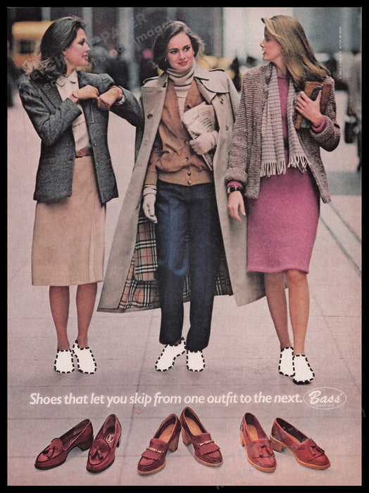 Bass Shoes 1980s Print Advertisement Ad 1980 Working Women Walking in the City Fetch the Paper!