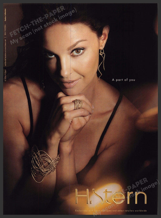 H. Stern Ashley Judd 2000s Print Advertisement 2007 Jewelry Tan Skin Beautiful Fetch-the-Paper
