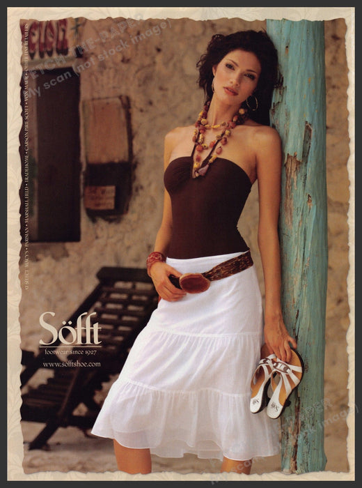 Sofft Shoes 2000s Print Advertisement Ad 2006 Sexy Model Shoulders Tan Fetch the Paper!