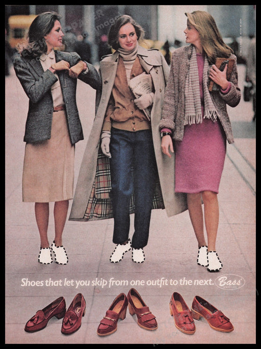 Bass Shoes 1980s Print Advertisement Ad 1980 Working Women Walking in the City Fetch the Paper!